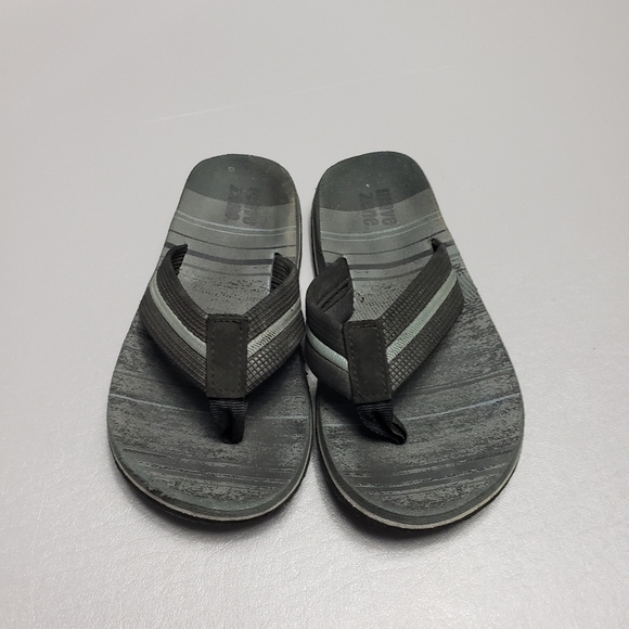 3/$15 Boys wave zone flip flops size 13 - Picture 2 of 9